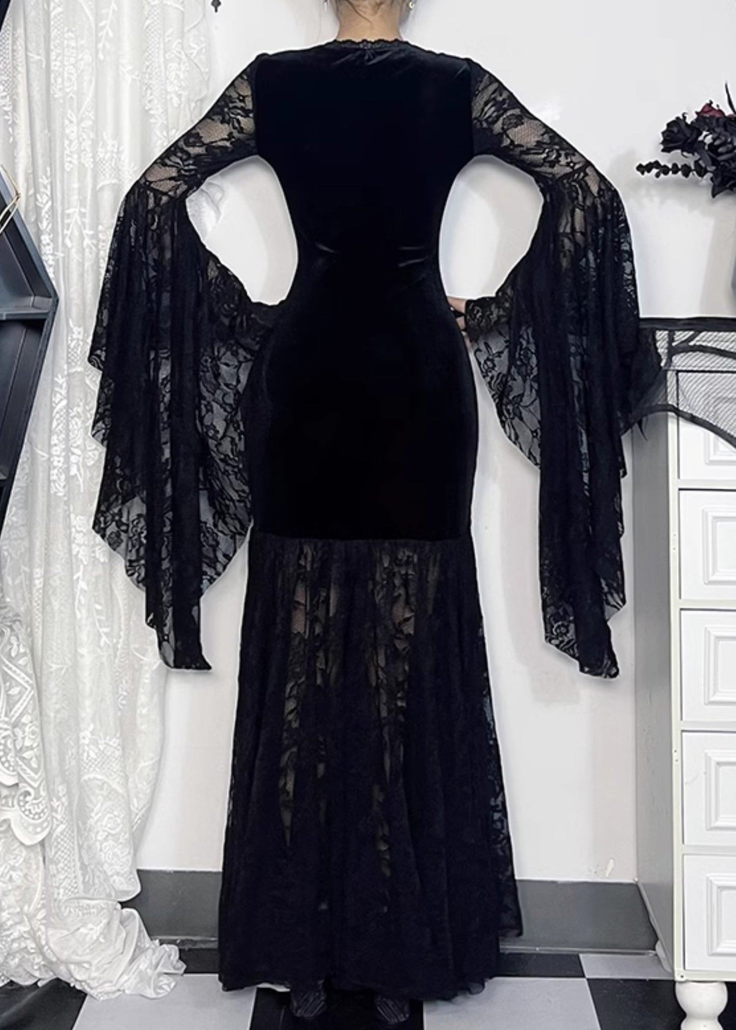Robe longue sexy noire en velours de soie et dentelle à col en V et manches évasées YT029
