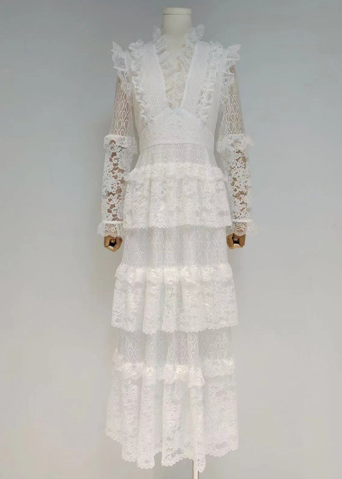 Robe noire ajustée en dentelle ajourée à col en V et manches longues AA1027