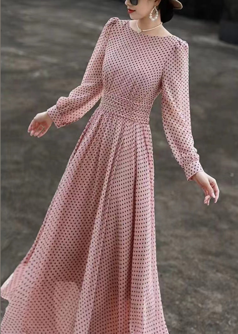 Robe en mousseline de soie à pois roses coupe ajustée et col rond à manches longues EE1019