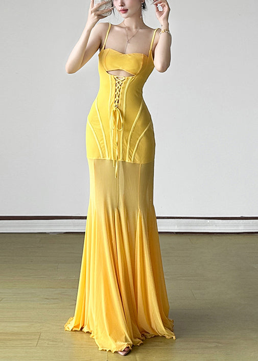 Robe jaune ajustée à lacets en tulle et bretelles spaghetti à la taille