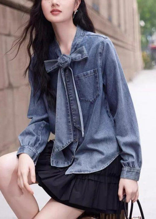 Chemise boutonnée à boutons et poches élégantes en denim bleu avec nœud