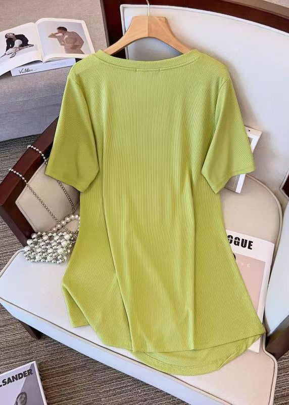 T-shirt élégant en coton froissé asymétrique à col en V vert pour l'été AP042