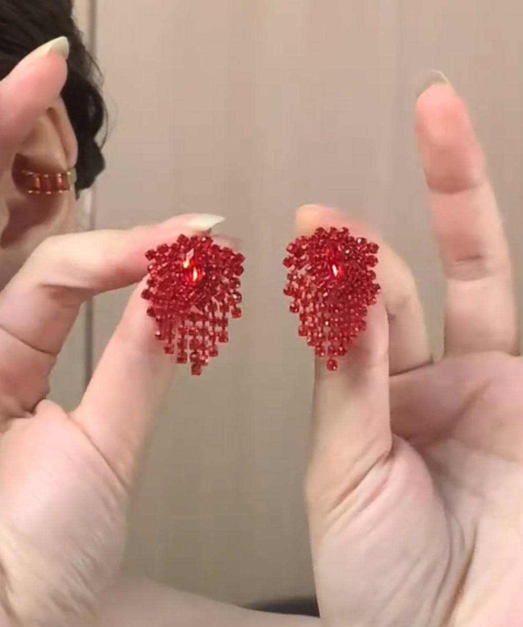 Boucles d'oreilles élégantes en zircon, clous et pompons en alliage rouge