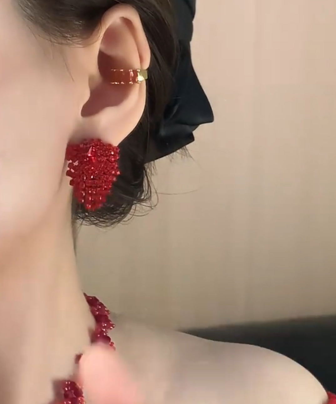 Boucles d'oreilles élégantes en zircon, clous et pompons en alliage rouge