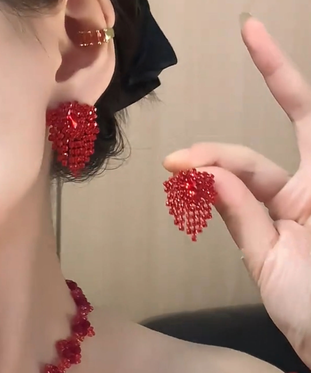 Boucles d'oreilles élégantes en zircon, clous et pompons en alliage rouge