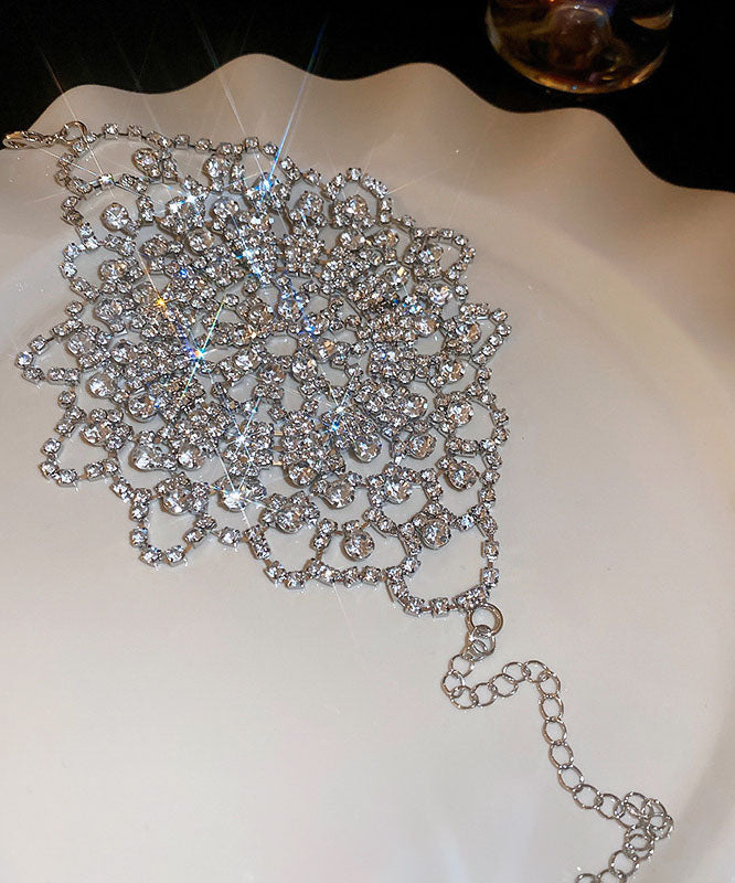 Charm élégant en soie et zircon, pompon creux en cuivre floral