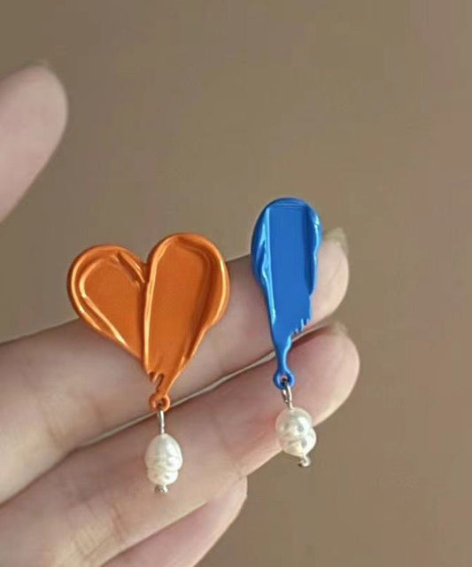 Boucles d'oreilles à tige asymétriques en perles peintes en orange uniques PO040