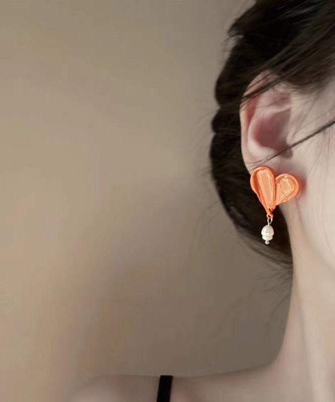 Boucles d'oreilles à tige asymétriques en perles peintes en orange uniques PO040