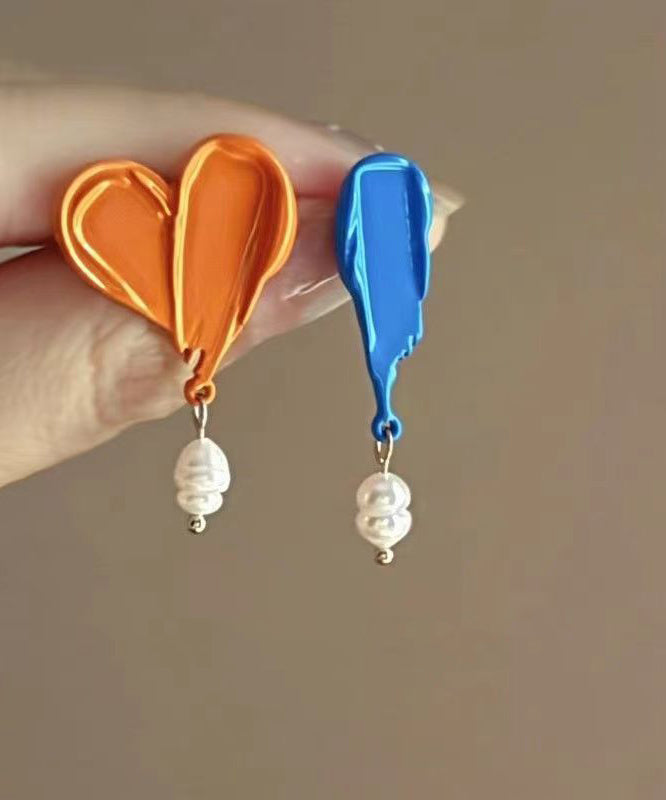 Boucles d'oreilles à tige asymétriques en perles peintes en orange uniques PO040