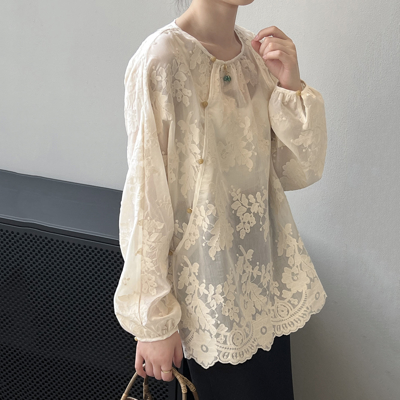 Beige Chiffon-Shirts mit Rundhalsausschnitt und langen Ärmeln für Damen VB1086