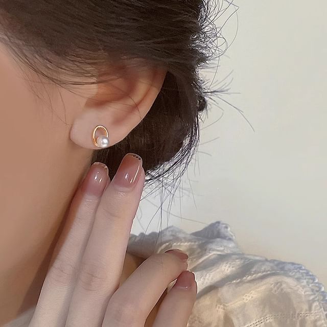 Faux Pearl Ear Stud