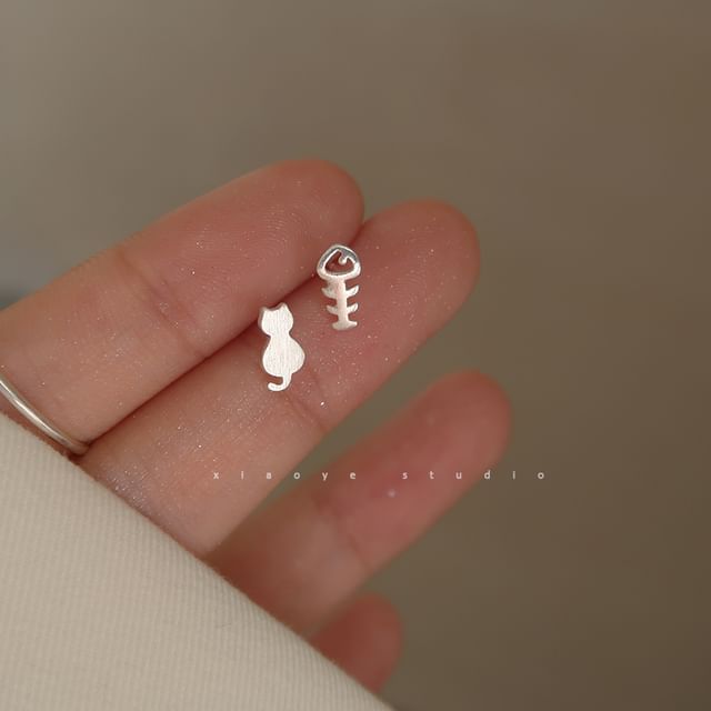 Asymmetrical Stud Ear