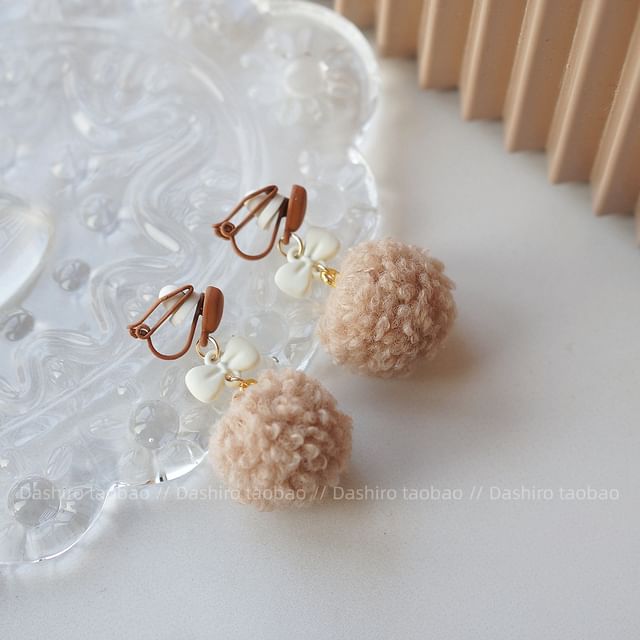On / Drop Pom Earring Heart Clip