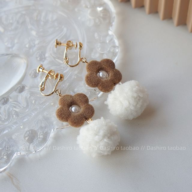 On / Drop Pom Earring Heart Clip