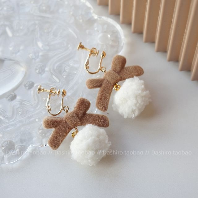 On / Drop Pom Earring Heart Clip