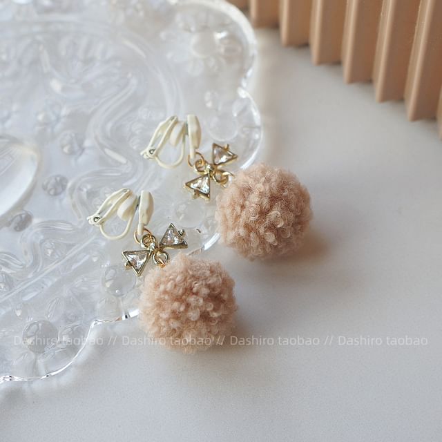 On / Drop Pom Earring Heart Clip