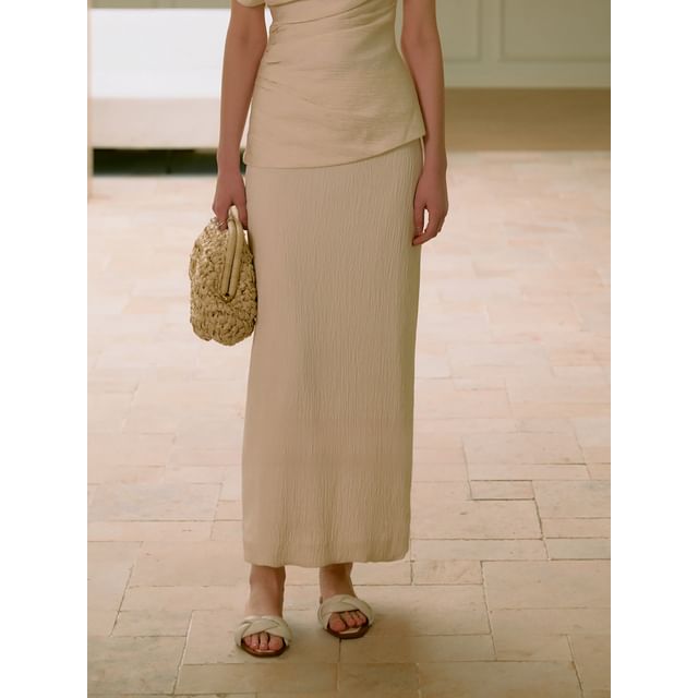 Short-Sleeve Asymmetrical Top / High Waist Maxi Skirt