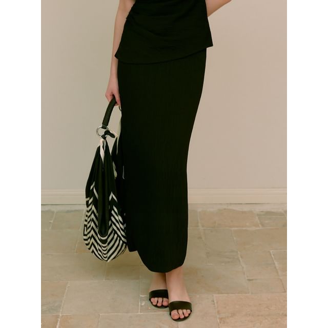 Short-Sleeve Asymmetrical Top / High Waist Maxi Skirt