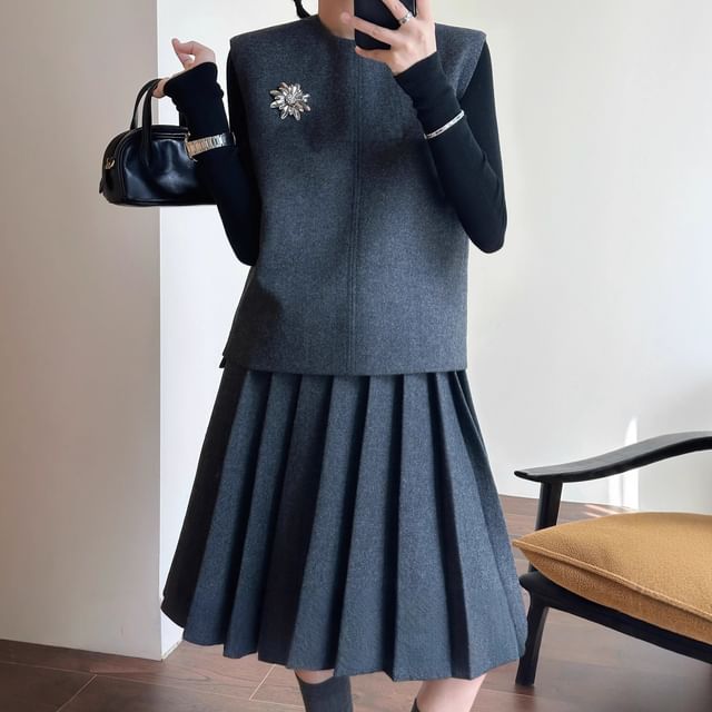 Round Neck Melange Flower Accent Vest / High Rise Pleated A-Line Skirt