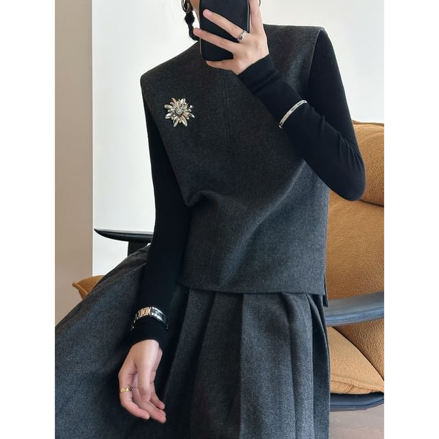 Round Neck Melange Flower Accent Vest / High Rise Pleated A-Line Skirt