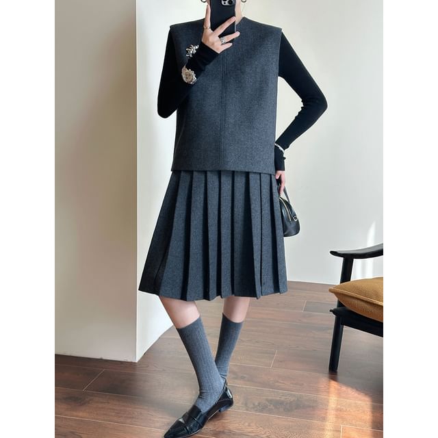 Round Neck Melange Flower Accent Vest / High Rise Pleated A-Line Skirt