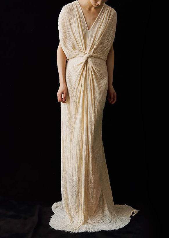 Robe d'été italienne à col en V et dentelle froncée à la cheville 