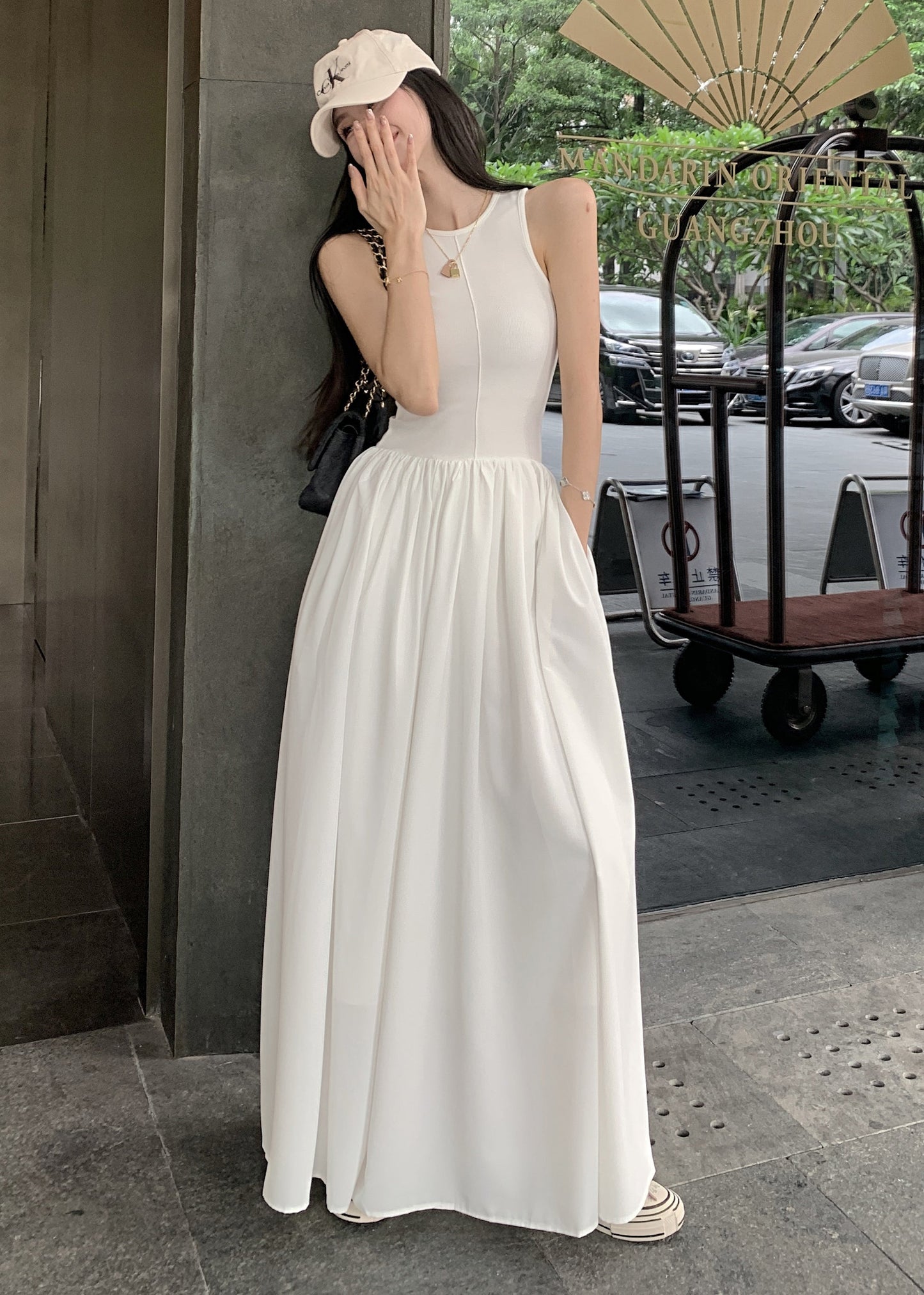 Robe de vacances blanche en coton sans manches, coupe ajustée et fluide, patchwork 