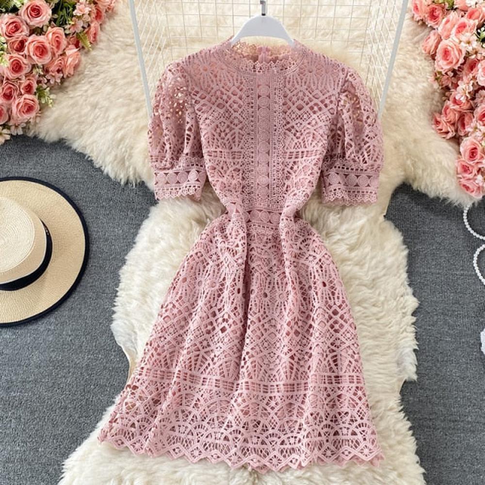 Robe courte rose chic à col rond et manches bouffantes en dentelle ajourée à taille haute AR1010 