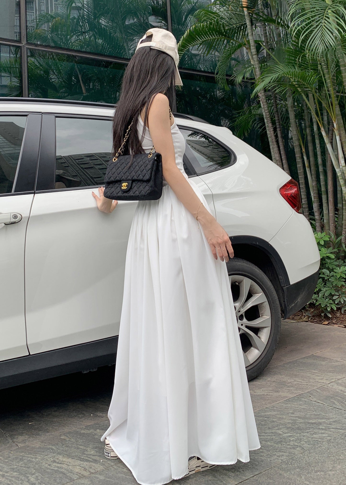 Robe de vacances blanche en coton sans manches, coupe ajustée et fluide, patchwork 