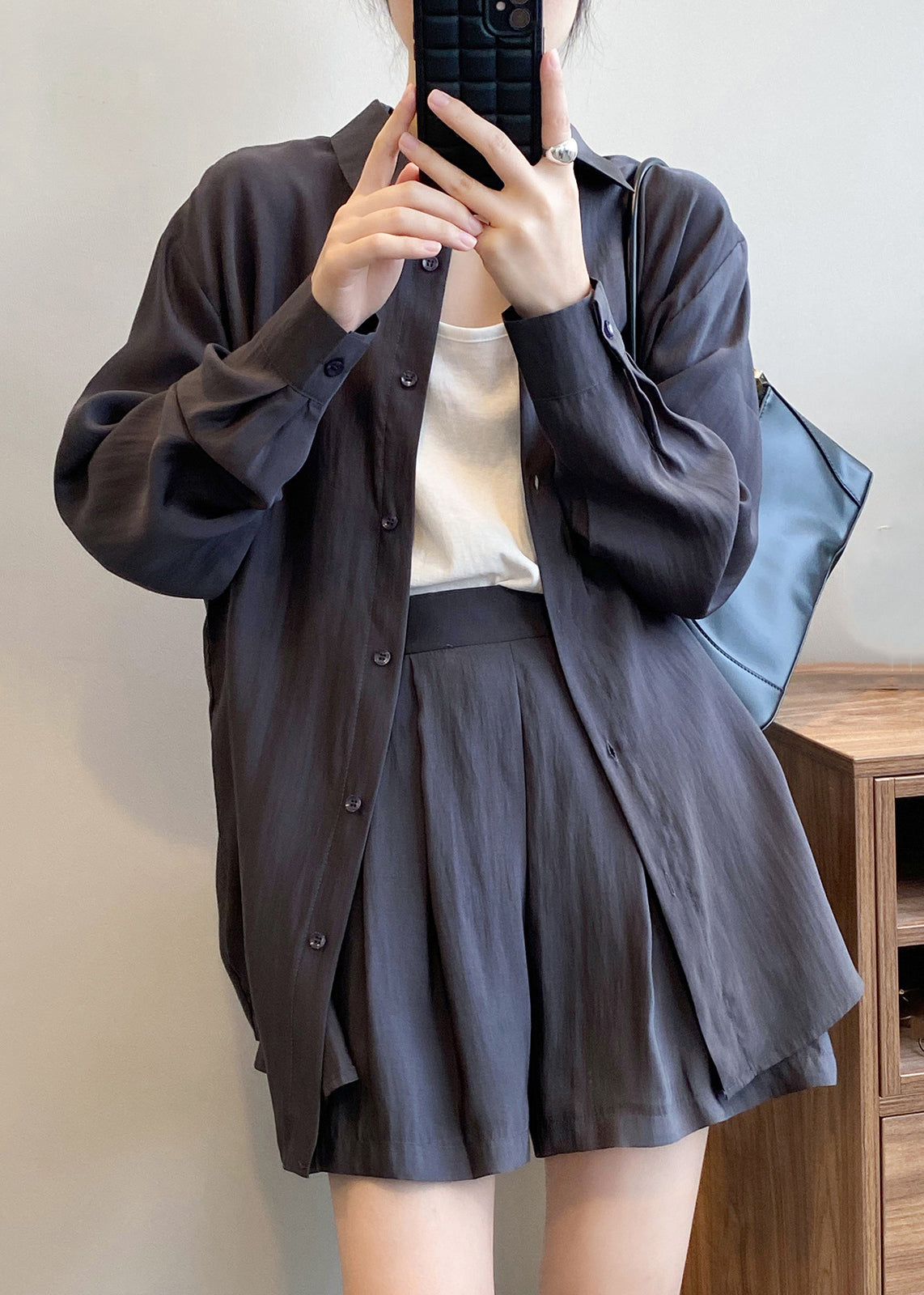 Zweiteiliges Set mit Spring Button-T-Shirt und Peter Dark-Seide in Grau 