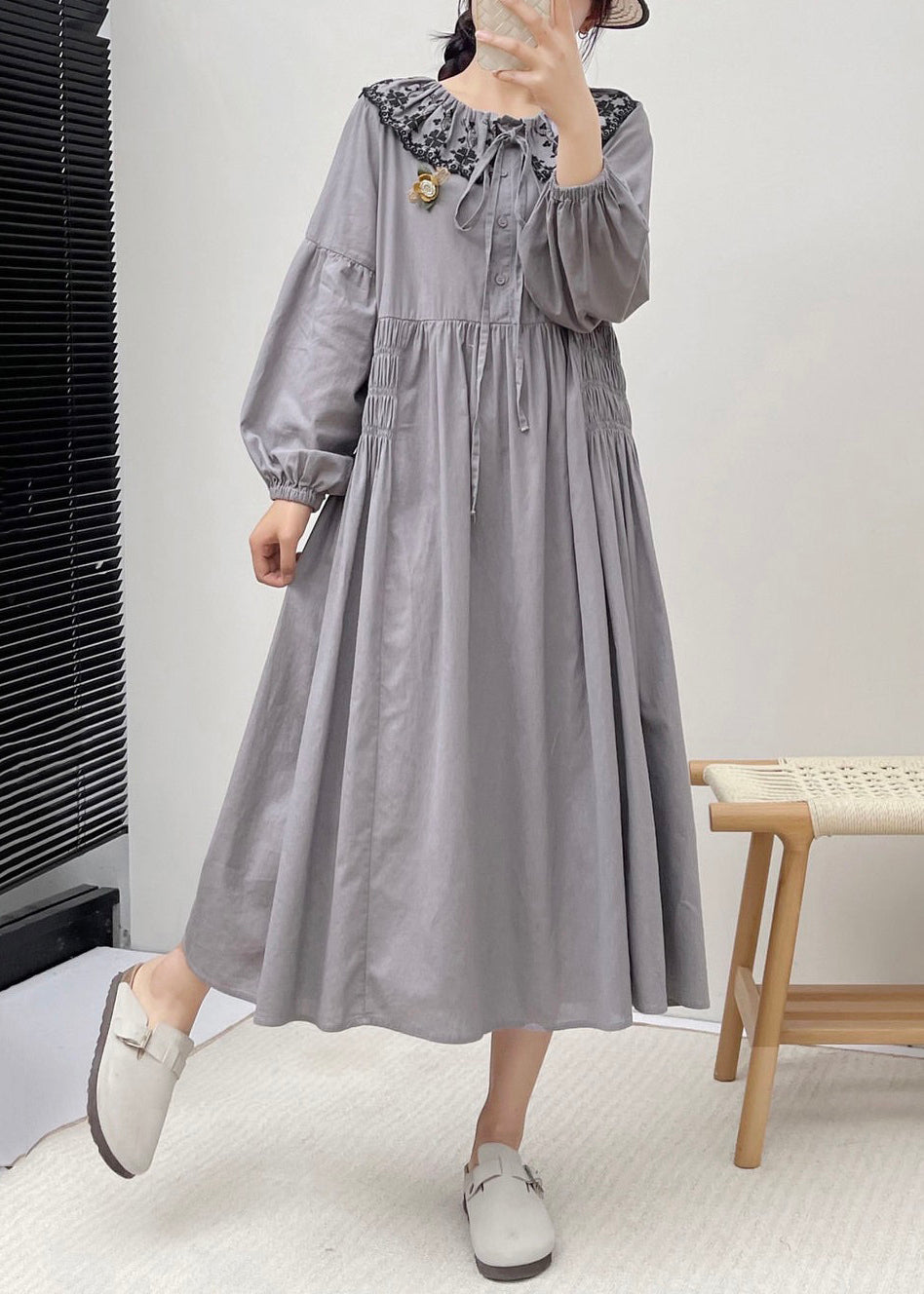 Robe en coton froissée à boutons gris brodée à manches longues NN031 