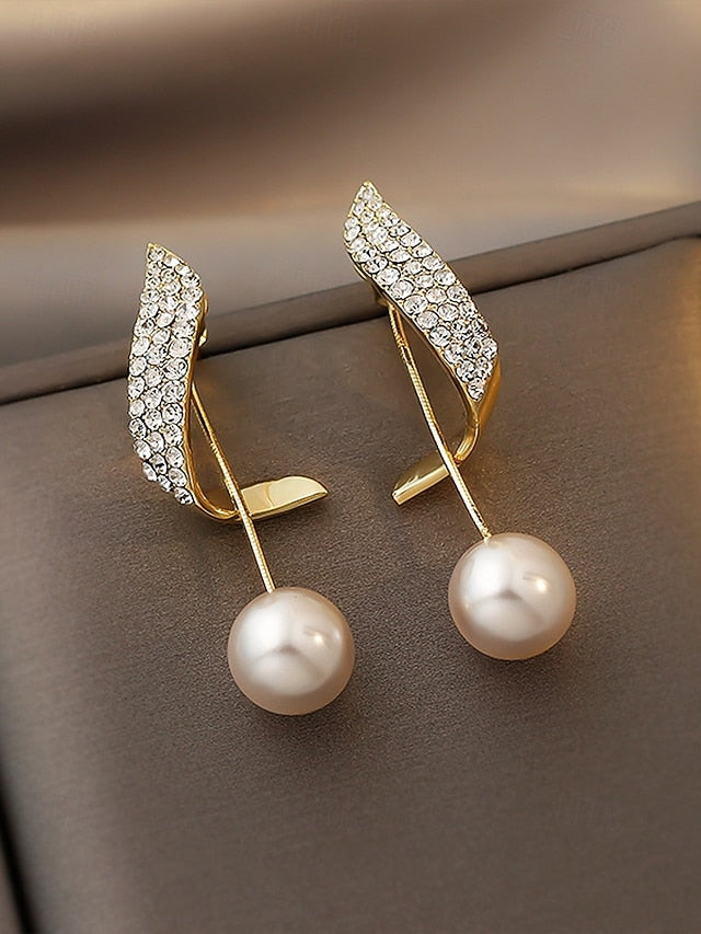 Pearl with Crystal Elegant Detailing Earrings Gold-Plated –