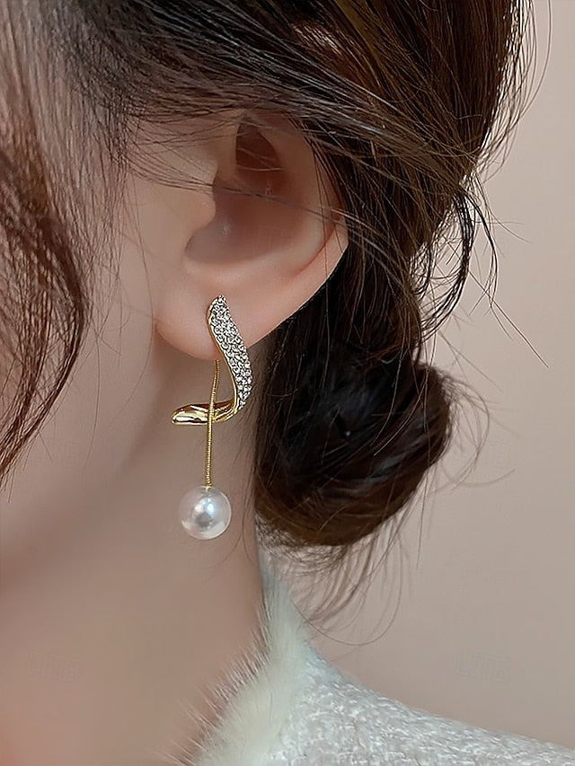 Pearl with Crystal Elegant Detailing Earrings Gold-Plated –