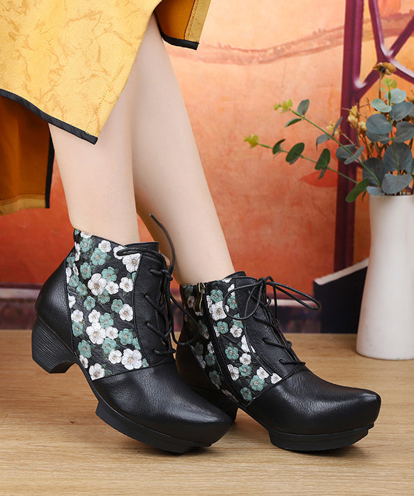 Chunky Boots mit überkreuzten Riemen und Prägung in Schwarz